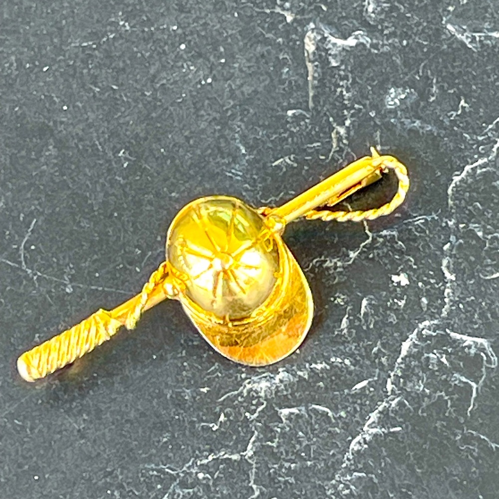 Vintage 18kt yellow gold Polo Helmet & Horse Whip Pin/brooch.
